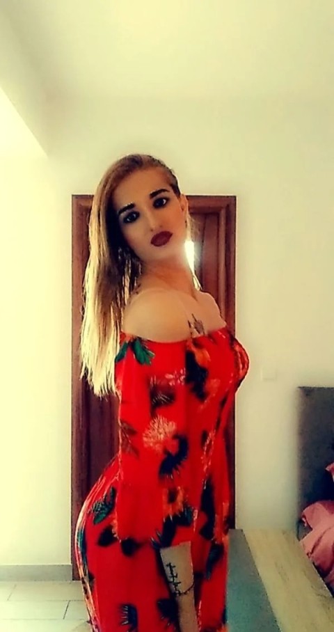 Ana, 20 de ani, caut barbat se...