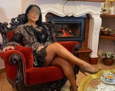 Brunetă eleganta cu stil