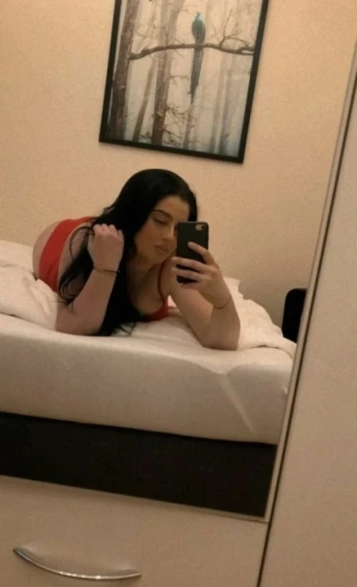 Sunt ceea ce vezi în poze o domnișoară cu forme aștept sa ma satifaci