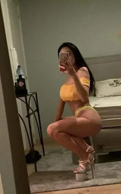 Sunt Larisa la tine tine sau la hotel