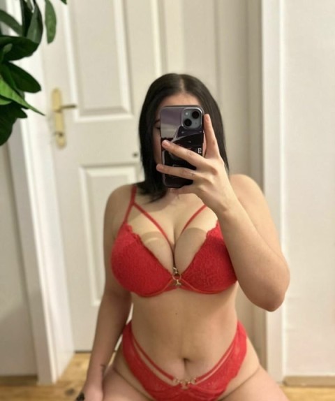 Pustoaica cu forme frumoase!!