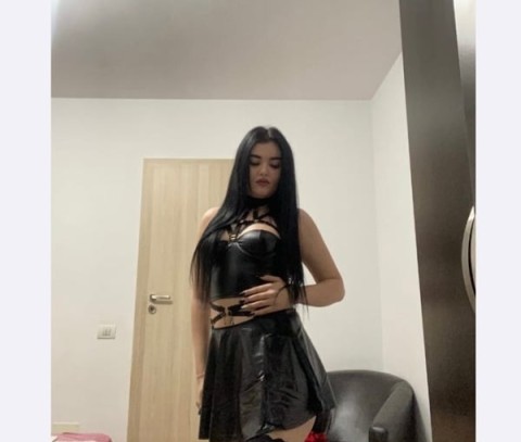 Bruneta focoasa cu fund bestial (Larisa) fac si deplasari la hotel