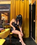 Brunetă eleganta combinata cu simplitatea - imagine 1