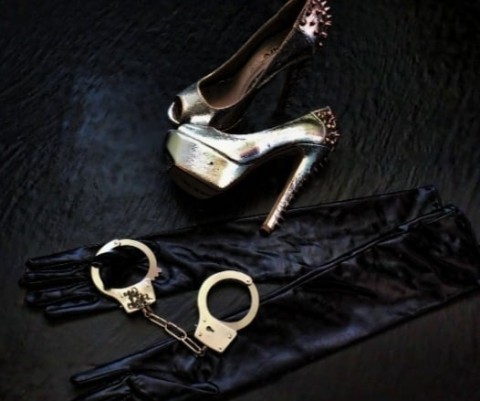 Disponibilă, deschisă si aștept propuneri noi!!