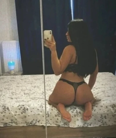 Bruneta minionă fac și deplasări