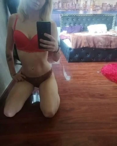 Blondă, Nouă în oraș!