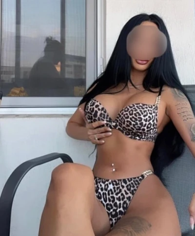 Bruneta siliconata Poze 100% reale (Militari residence)