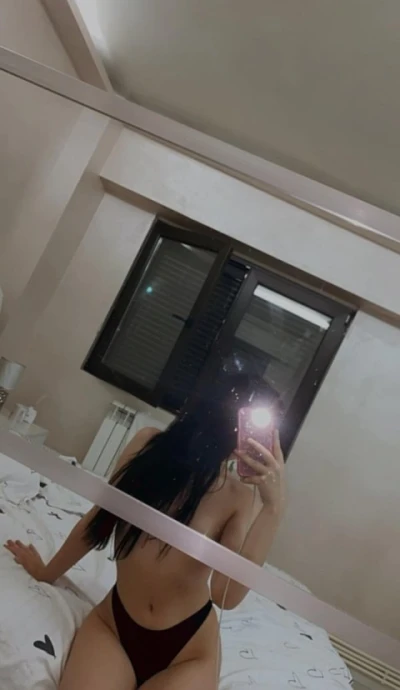 Bruneta slim , noua in oraș, Rebeca