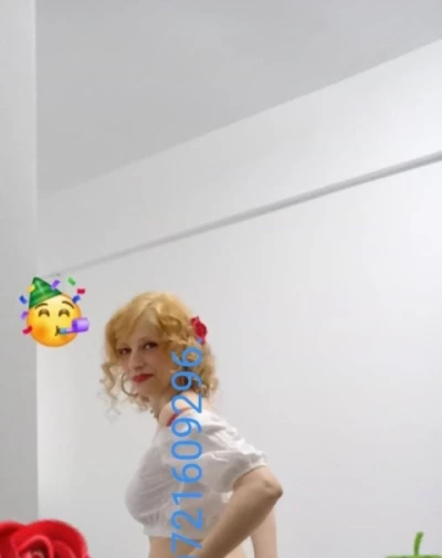 Blonda sexy, subtirică sânii mari, disponibila acum.