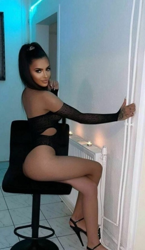 Bruneta senzuala !!!