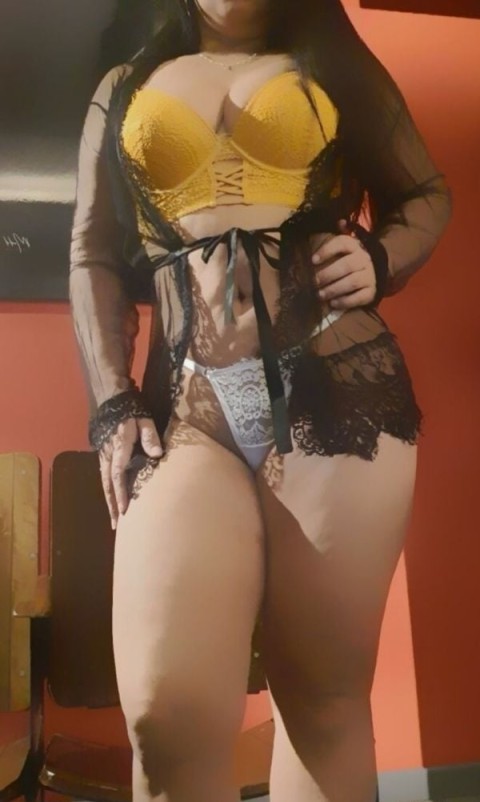 Carina matur? ?i juc?u?? bruneta f?r? re?ineri ador sa fiu s?rutat?