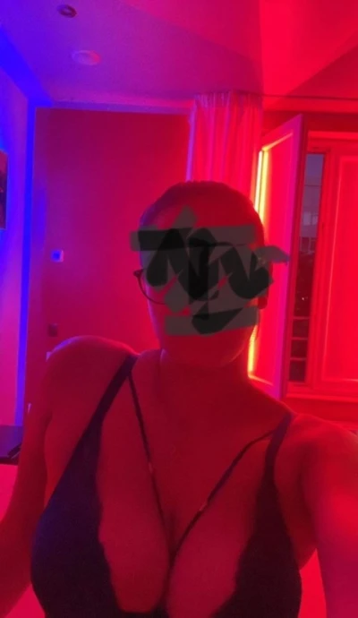 Bruneta sexi noua la tine in oras