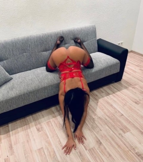 Bruneta Miniona pentru Compani...