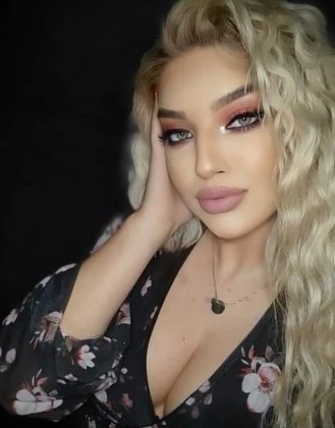 BLONDA 21 DE ANI CU UN CORP BINE TONIFIAT