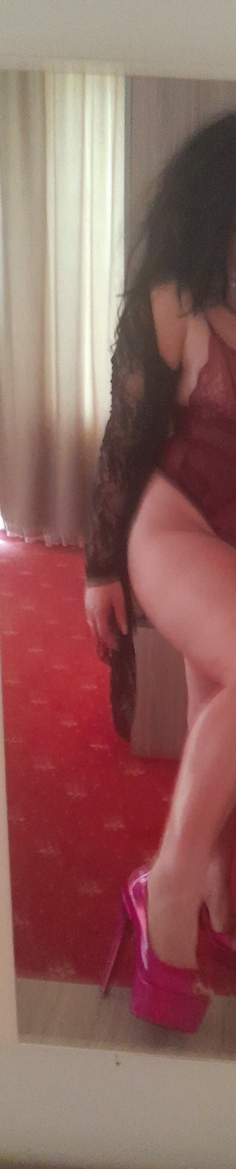 Feminină și jucăușă