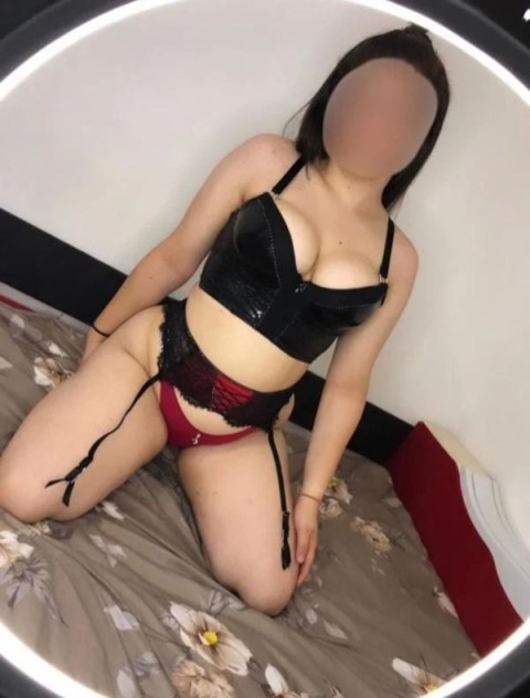 Bruneta cu forme!!new!!