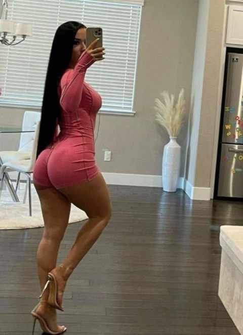 Bruneta cu par lung si poze reale, gata sa te cucereasca!