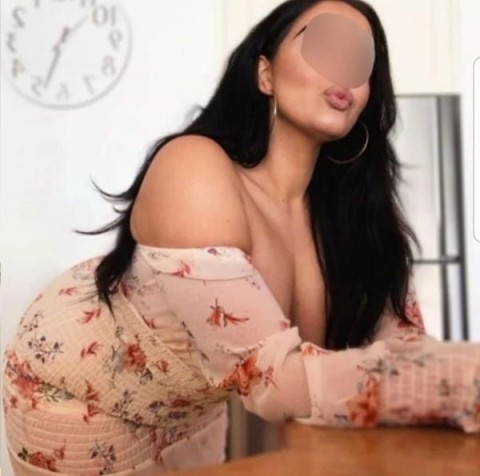 Bruneta senzuala 43 ani, forme apetisante