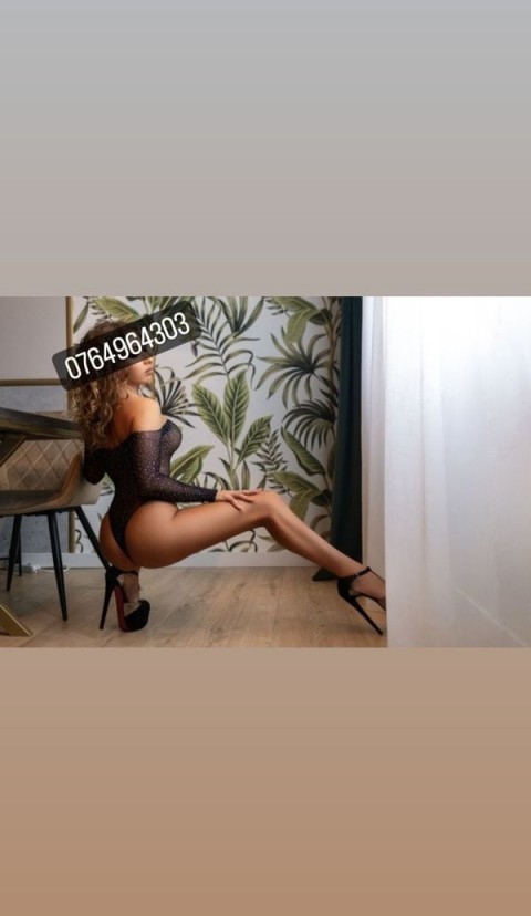 Escorta slim siliconata pentru intalniri discrete la hotel - imagine 133062