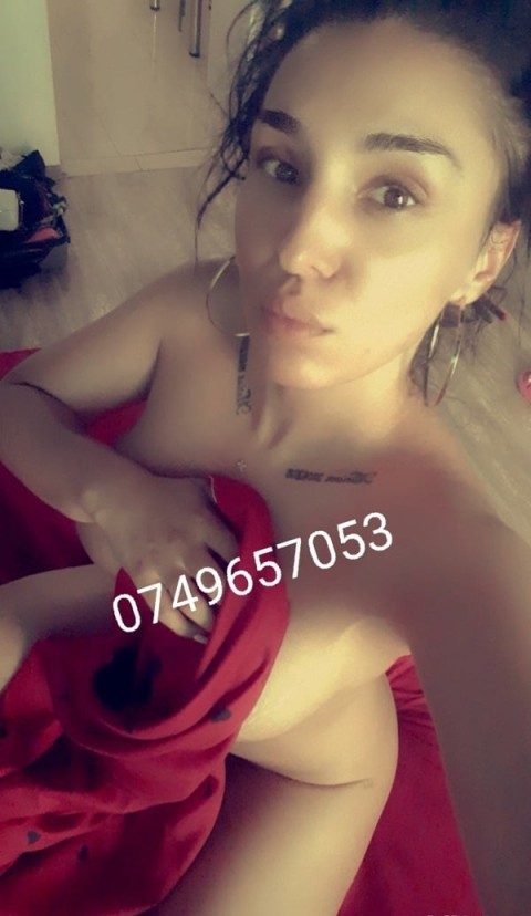 Escorta bruneta cu silicoane si piercing, disponibila pentru intalniri in Galati - imagine 133253
