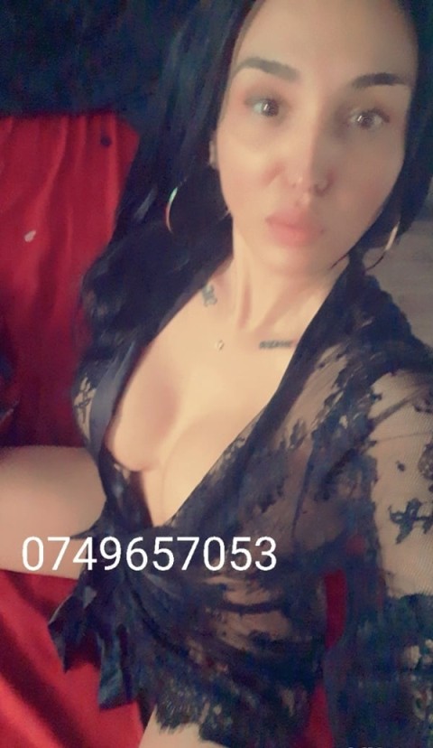Escorta bruneta cu silicoane si piercing, disponibila pentru intalniri in Galati - imagine 133254