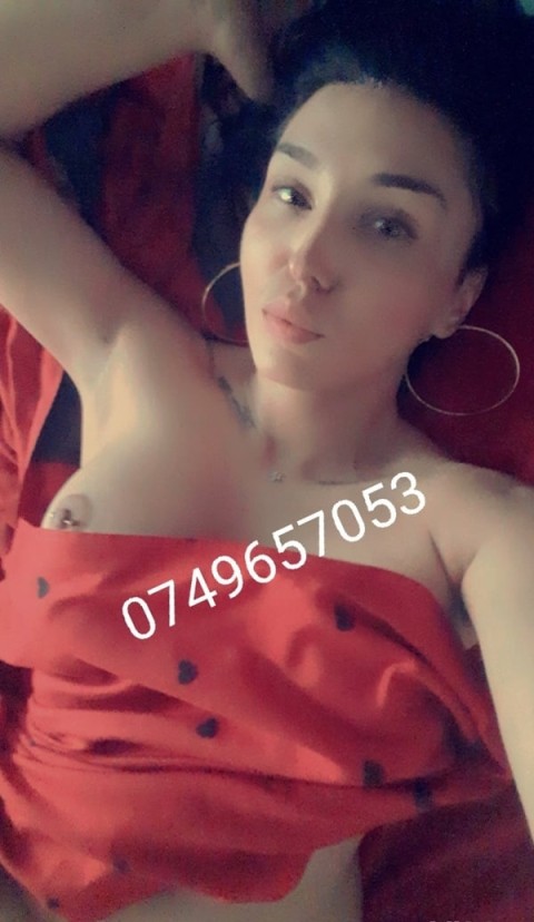 Escorta bruneta cu silicoane si piercing, disponibila pentru intalniri in Galati - imagine 133255