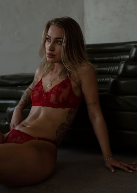 Blonda sexy si eleganta, gata pentru o intalnire intima - imagine 133306