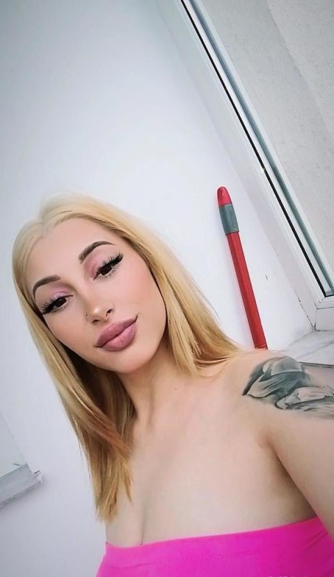 Blonda ta noua in oras!