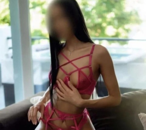 Buna sunt Ema si te astept sa ...