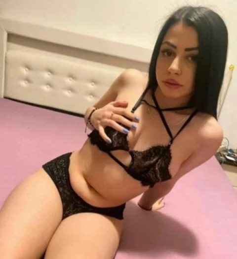 Seducatoare escorta bruneta miniona