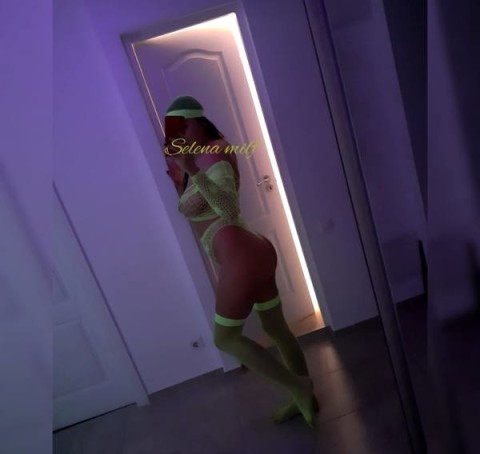 Selena - bruneta cu forme - zona mall Coresi - imagine 141812