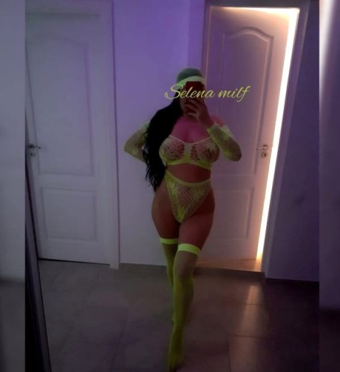 Selena - bruneta cu forme - zona mall Coresi - imagine 141814