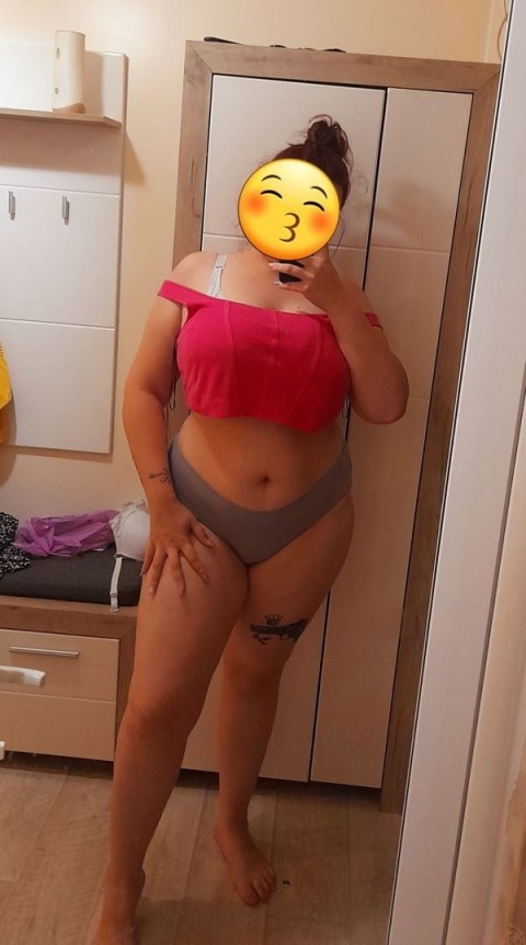 Escortă reală cu tatuaje, disp...