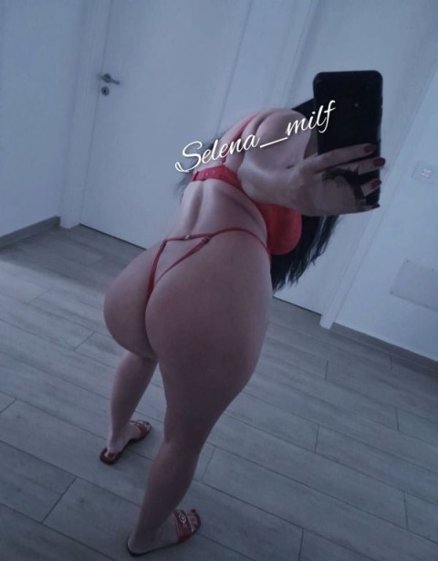 Selena - bruneta apetisanta in...