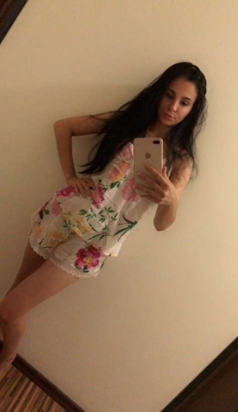 Claudia 20 ani: Dama de compan...