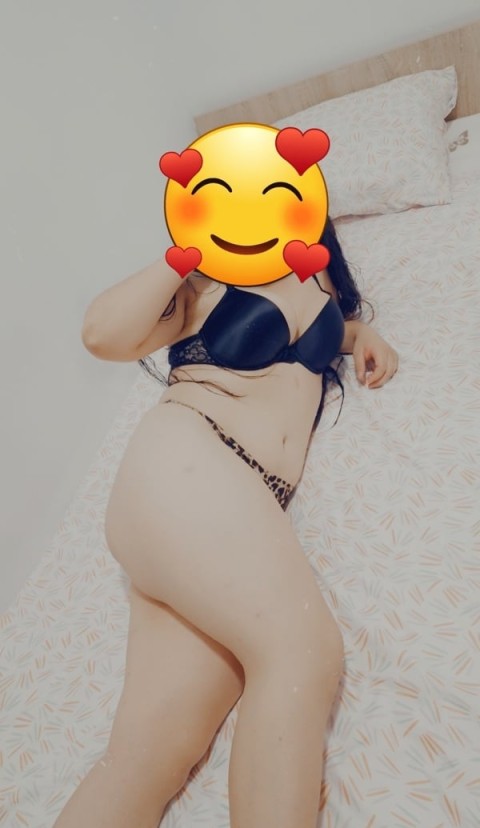 Apetisanta bruneta gata sa te ...