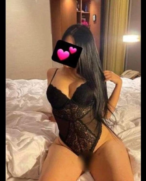Bruneta fierbinte dispusa sa te surprinda - imagine 164705