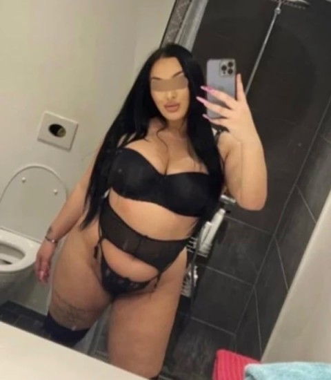 !!!Noua bruneta cu forme sexy!...