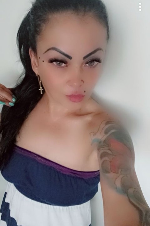 Rebecca - Bruneta fermecatoare...