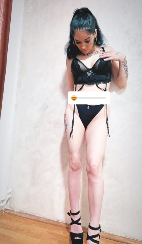 bruneta sexy sunt ferbinte te aștept la mine - imagine 181020