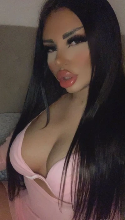 Sunt fata noua la tine.