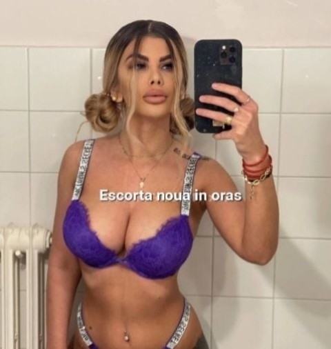 Blonda top senzuala cu silicoa...