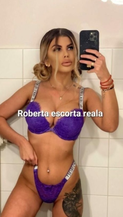 Blonda top senzuala cu silicoane și acid în buze - imagine 223739