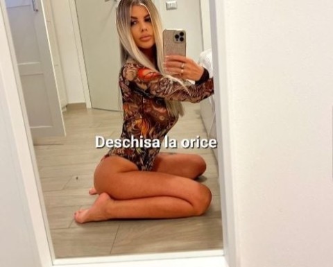 Blonda top senzuala cu silicoane și acid în buze - imagine 223741