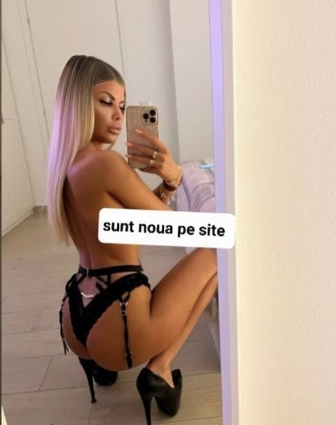 Blonda top senzuala cu silicoane și acid în buze - imagine 223742