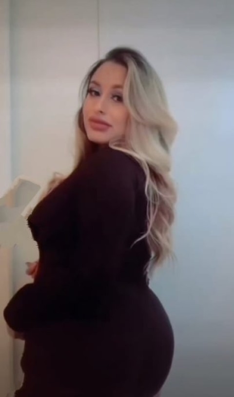 Bruneta miniona matura natural...