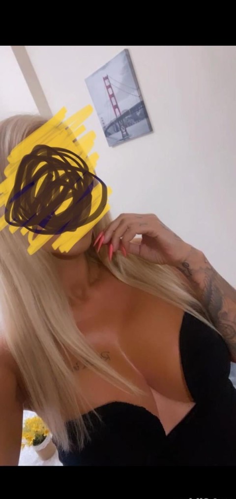 Maya brunetă siliconată tatuată botoxată - imagine 240896