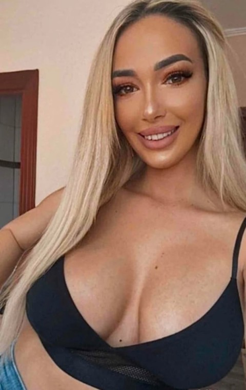 Blond? pofticioas? ?i sexy ador sa fiu s?rutat? in zona intim? ?i pe corp