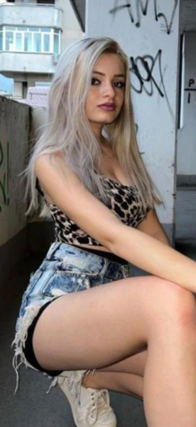 Mă numesc darmina 19 ani tipa din poze