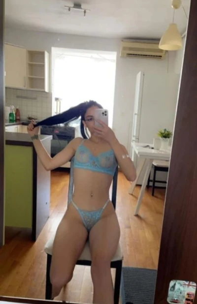 Bruneta 19 ani ...noua la tine